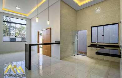 Imagem: A casa possui 3 Dormitórios, 2 Banheiros, 2 Vagas na garagem