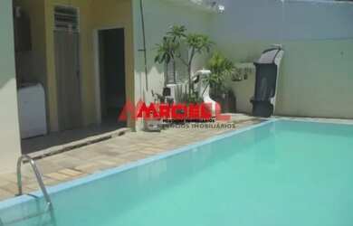 Imagem: A casa possui 3 Dormitórios, 2 Banheiros, 4 Vagas na garagem