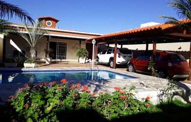 Imagem: A casa possui 4 Dormitórios, 2 Banheiros, 2 Vagas na garagem