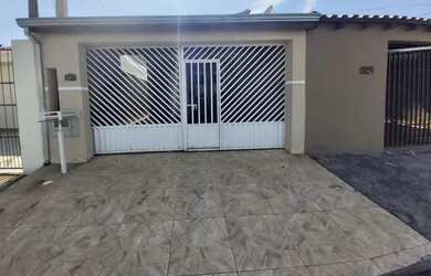 Imagem: A casa possui 2 Dormitórios, 1 Banheiro, 2 Vagas na garagem