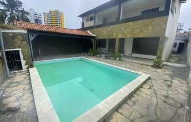 Imagem: A casa possui 3 Dormitórios, 1 Banheiro, 2 Vagas na garagem