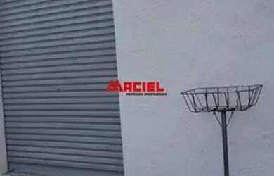 Imagem: A casa possui 3 Dormitórios, 1 Banheiro, 2 Vagas na garagem