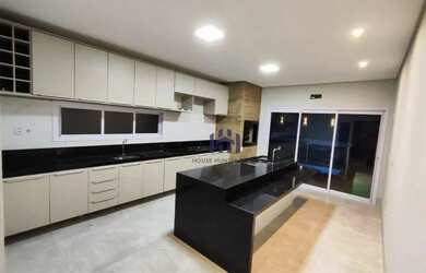 Imagem: A casa em condomínio possui 3 Dormitórios, 4 Banheiros, 2