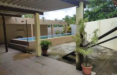 Imagem: A casa possui 4 Dormitórios, 5 Banheiros, 4 Vagas na garagem