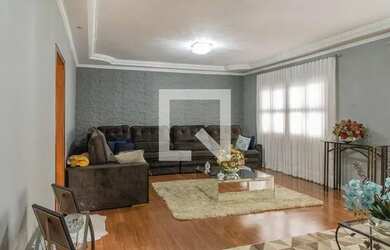 Imagem: A casa possui 3 Dormitórios, 3 Banheiros, 5 Vagas na garagem