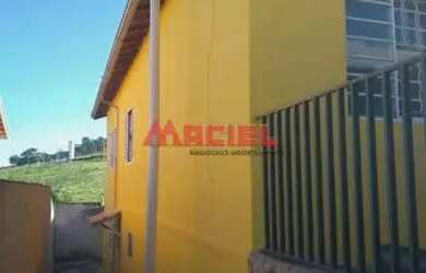 Imagem: A casa possui 3 Dormitórios, 1 Banheiro, 2 Vagas na garagem