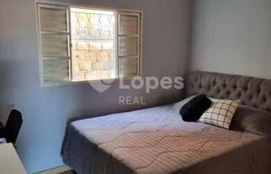 Imagem: A casa possui 4 Dormitórios, 4 Banheiros, 2 Vagas na garagem