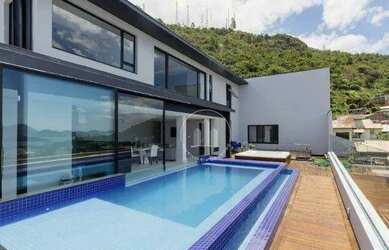 Imagem: A casa possui 4 Dormitórios, 5 Banheiros, 2 Vagas na garagem