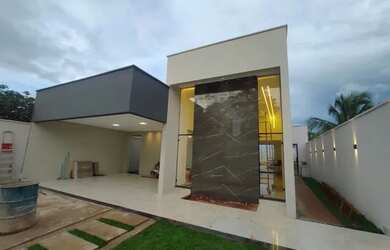 Imagem 1: Casa de alto padrão a venda no Jardim Balneário Meia Ponte, possui 360m² de lote e 185m² c