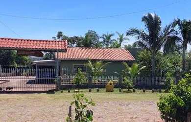 Imagem: A casa possui 3 Dormitórios, 2 Banheiros, 2 Vagas na garagem