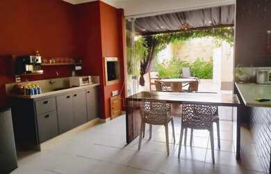 Imagem: A casa em condomínio possui 3 Dormitórios, 5 Banheiros, 2