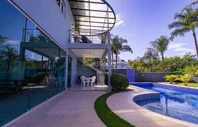 Imagem: A casa possui 4 Dormitórios, 5 Banheiros, 4 Vagas na garagem