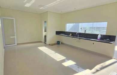 Imagem: A casa possui 3 Dormitórios, 4 Banheiros, 2 Vagas na garagem