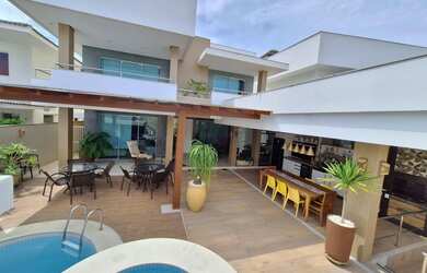 Imagem: A casa em condomínio possui 5 Dormitórios, 5 Banheiros, 3