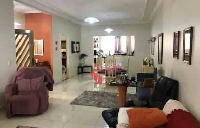 Imagem: A casa possui 4 Dormitórios, 5 Banheiros, 5 Vagas na garagem