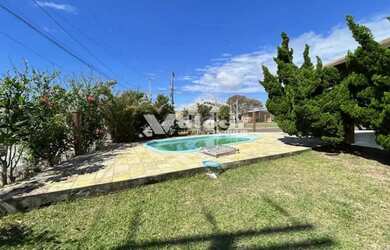 Imagem 6: Casa com piscina, 4 dormitórios, suíte, 3 banheiros, sala de estar e...