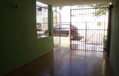 Imagem: A casa possui 2 Dormitórios, 1 Banheiro, 2 Vagas na garagem