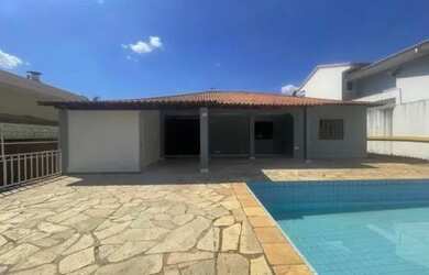 Imagem: A casa possui 3 Dormitórios, 2 Banheiros, 1 Vaga na garagem