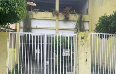 Imagem: A casa possui 4 Dormitórios, 3 Banheiros, 4 Vagas na garagem