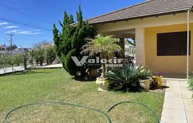 Imagem 4: Casa com piscina, 4 dormitórios, suíte, 3 banheiros, sala de estar e...