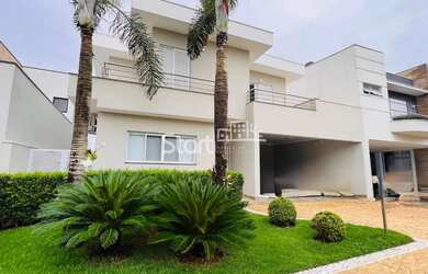 Imagem: A casa em condomínio possui 4 Dormitórios, 5 Banheiros, 4