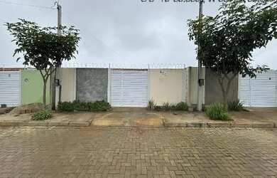 Imagem: A casa possui 2 Dormitórios, 1 Banheiro, 1 Vaga na garagem