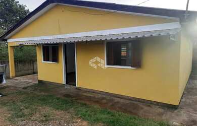 Imagem: A casa possui 2 Dormitórios, 1 Banheiro, 2 Vagas na garagem