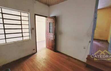 Imagem: A casa possui 3 Dormitórios, 1 Banheiro, 2 Vagas na garagem