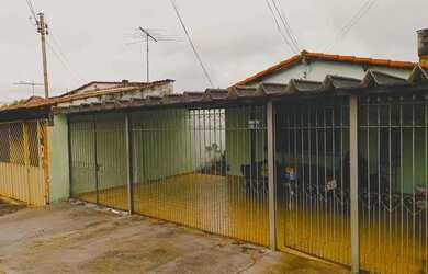 Imagem: A casa possui 3 Dormitórios, 2 Banheiros, 1 Vaga na garagem