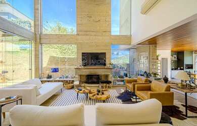 Imagem: A casa possui 3 Dormitórios, 5 Banheiros, 3 Vagas na garagem