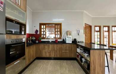 Imagem: A casa possui 3 Dormitórios, 2 Banheiros, 2 Vagas na garagem