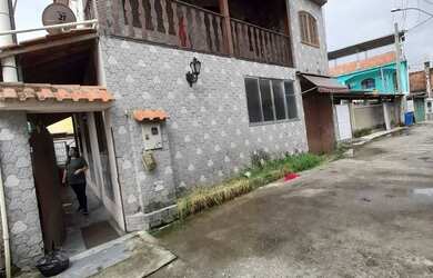 Imagem: A casa à venda possui 4 Dormitórios e 2 Banheiros e está