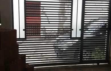 Imagem: A casa possui 4 Dormitórios, 2 Banheiros, 1 Vaga na garagem