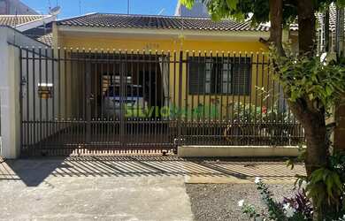 Imagem: A casa possui 3 Dormitórios, 2 Banheiros, 1 Vaga na garagem