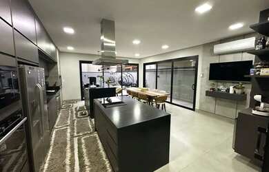 Imagem: A casa em condomínio à venda possui 4 Dormitórios, 5 Banheiros