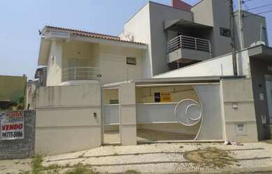 Imagem: A casa possui 3 Dormitórios, 3 Banheiros, 2 Vagas na garagem