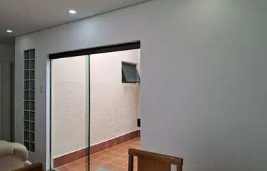 Imagem: A casa possui 4 Dormitórios, 4 Banheiros, 2 Vagas na garagem