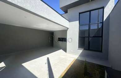 Imagem: A casa possui 3 Dormitórios, 1 Banheiro, 2 Vagas na garagem