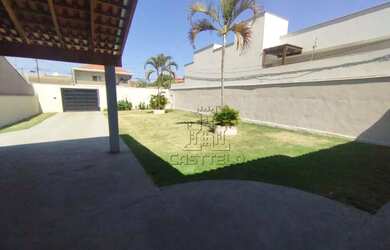 Imagem: A casa possui 2 Dormitórios, 1 Banheiro, 4 Vagas na garagem