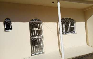 Imagem: A casa possui 2 Dormitórios, 1 Banheiro, 1 Vaga na garagem