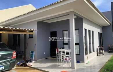 Imagem: A casa possui 3 Dormitórios, 1 Banheiro, 2 Vagas na garagem