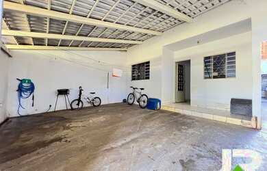 Imagem: A casa possui 2 Dormitórios, 2 Banheiros, 3 Vagas na garagem