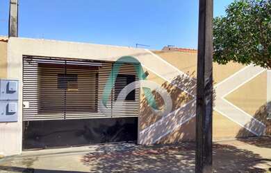 Imagem: A casa possui 2 Dormitórios, 2 Banheiros, 2 Vagas na garagem