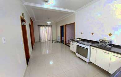 Imagem: A casa possui 3 Dormitórios, 4 Banheiros, 2 Vagas na garagem