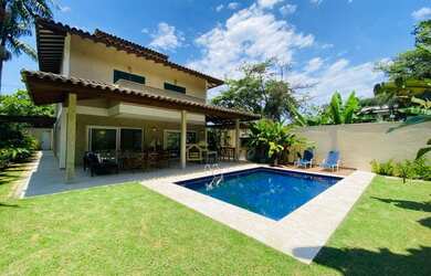 Imagem: A casa possui 5 Dormitórios, 5 Banheiros, 4 Vagas na garagem