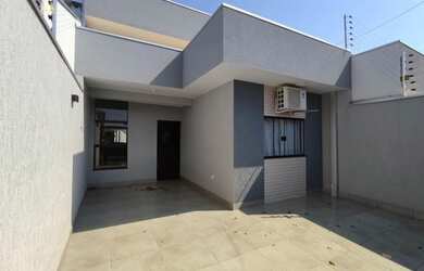 Imagem: A casa possui 3 Dormitórios, 3 Banheiros, 2 Vagas na garagem