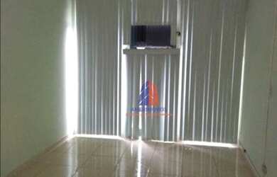 Imagem: O depósito possui 2 Vagas na garagem, 220m² de Área e está