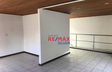 Imagem: O depósito possui 3 Vagas na garagem, 300m² de Área e está