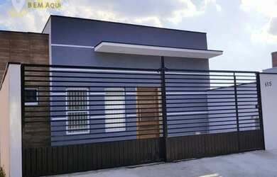 Imagem: A casa possui 3 Dormitórios, 2 Banheiros, 3 Vagas na garagem