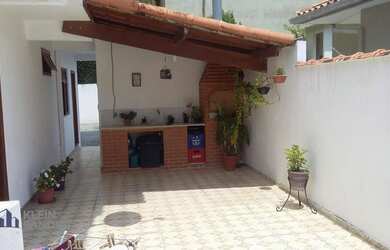 Imagem: A casa possui 3 Dormitórios, 2 Banheiros, 1 Vaga na garagem